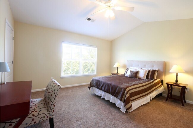 Building Photo - 3 Bedroom Townhouse Style Apartments END U...