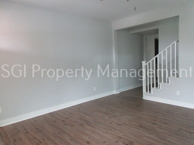 Building Photo - Stunning home with pool ready for move in