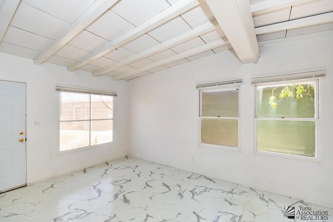 Building Photo - 664 S Orange Ave