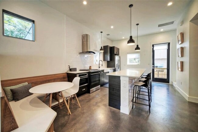 Building Photo - 4608 Santa Anna St