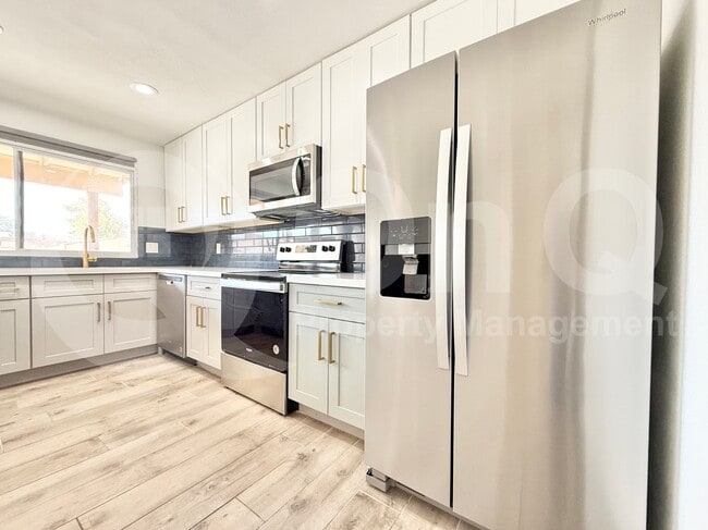 Building Photo - 2113 E Dunbar Dr