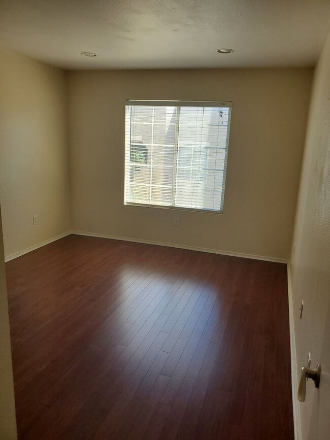 Building Photo - Cute 2 bedroom 2 bath condo