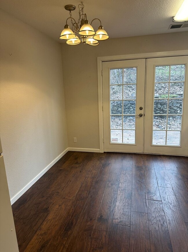 Building Photo - 3 Bedroom/1.5 Bath w/partial Mountain Views
