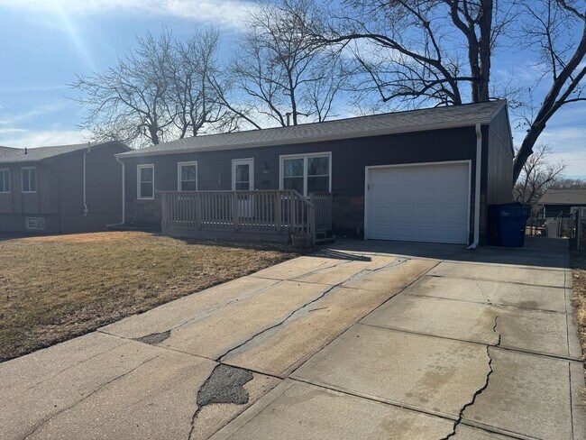 Building Photo - Spacious 4-Bed Ranch in Papillion–La Vista Schools