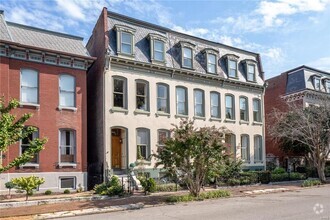 Building Photo - Charming Victorian Lafayette Square town home