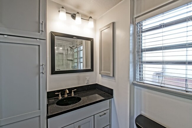 Building Photo - 1 HOUSE FROM BEACH! CHARMING, DETACHED UNIT W/ OCEAN VIEWS & 1-CAR GARAGE IN WALKSTREET TRIPLEX!
