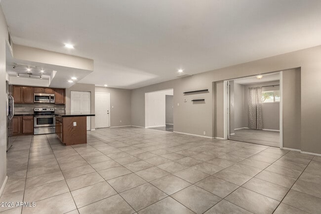 Building Photo - 105 E Manhatton Dr