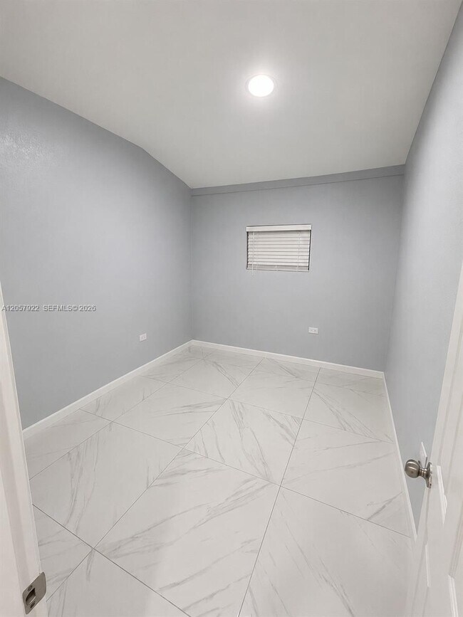 Building Photo - 552 NE 161st St