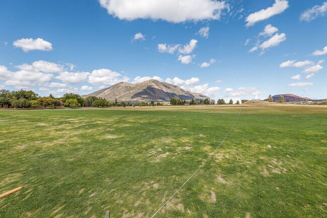 Building Photo - 2650 Valley View Dr