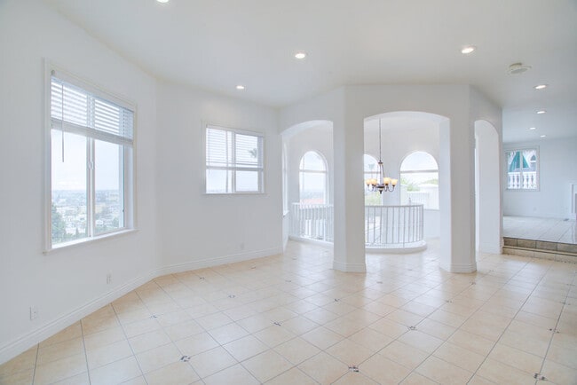 Building Photo - 4318 Mesa St