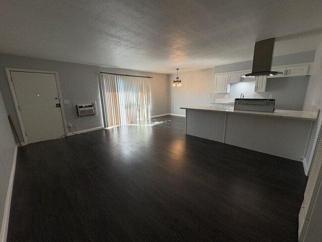 Building Photo - Tri-plex 2 bedroom 1 bathroom apartment of...
