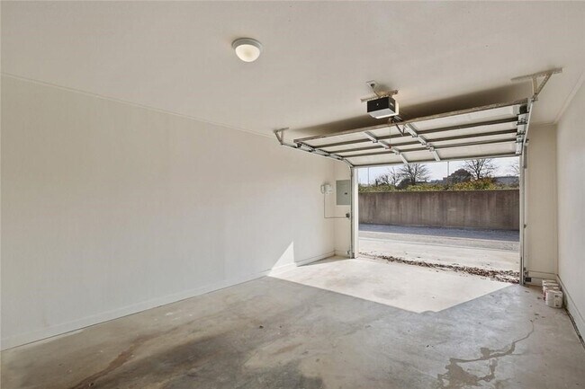 Building Photo - 9015 Villa Park Cir