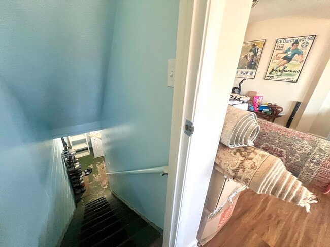 Building Photo - Adorable Townhouse - 2 Bedroom 1.5 Bathroom - Bonnie Brae Drive