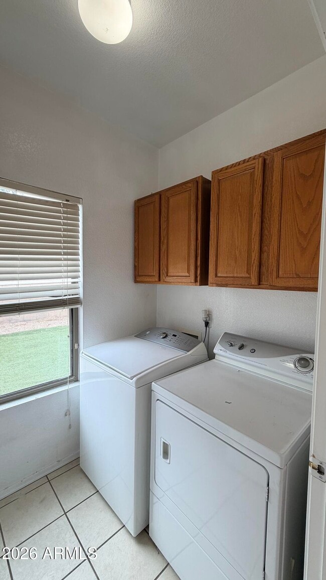 Building Photo - 689 E Springfield Pl