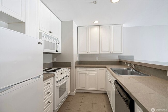 Building Photo - Top-Floor Condo with Office/Den + Private ...