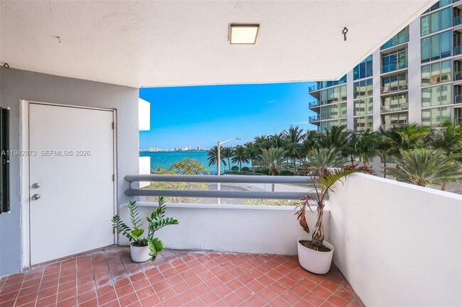 Building Photo - 555 NE 30th St