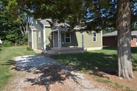 Building Photo - 2 Bedroom Home Updated!