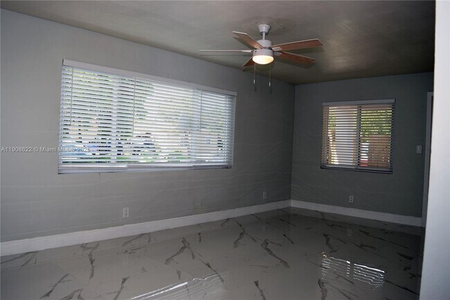 Building Photo - 622 NE 6th St