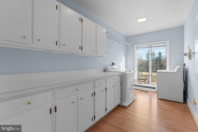 Building Photo - 901 Walker Rd