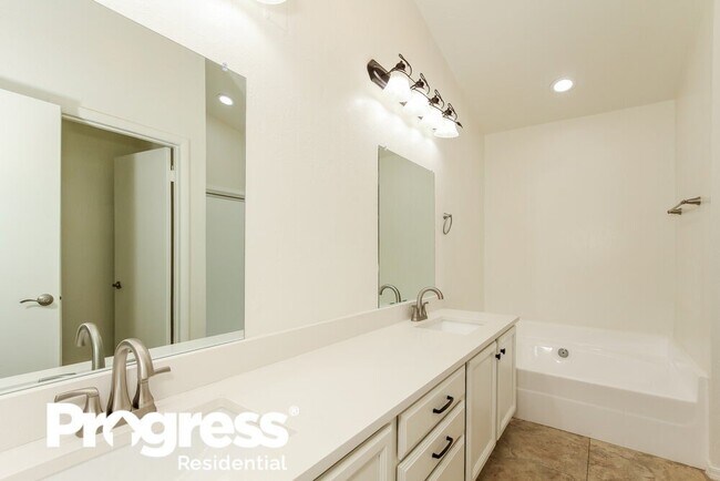 Building Photo - 4546 E Villa Theresa Dr