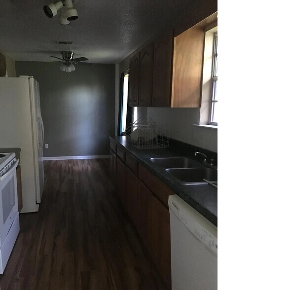 Building Photo - 10990 Forest Gln