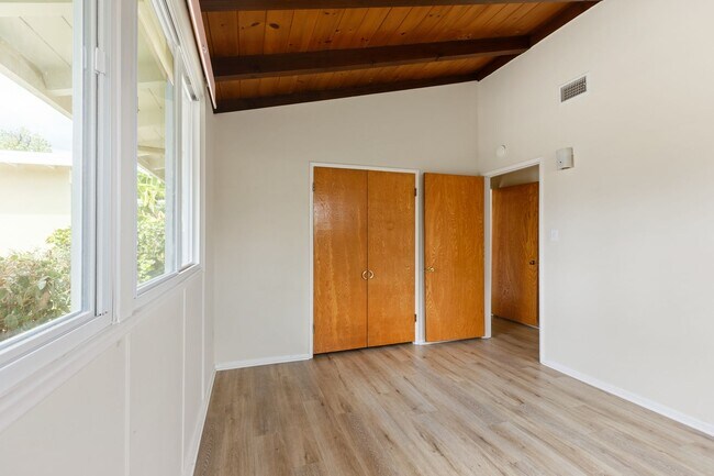 Building Photo - Charming Mid-Century 3-Bedroom Home in Win...