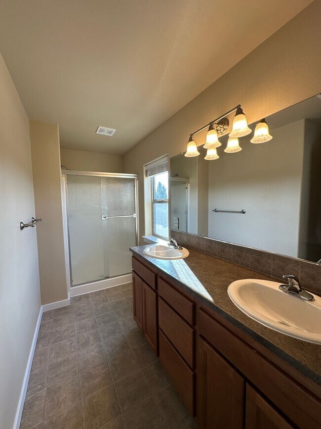 Building Photo - MOVE IN SPECIAL!  Remodeled 3 Bedroom / 2.5 Bathroom Home Southwest Redmond