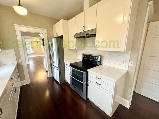 Building Photo - Beautiful Top Floor of Duplex in SW Portland