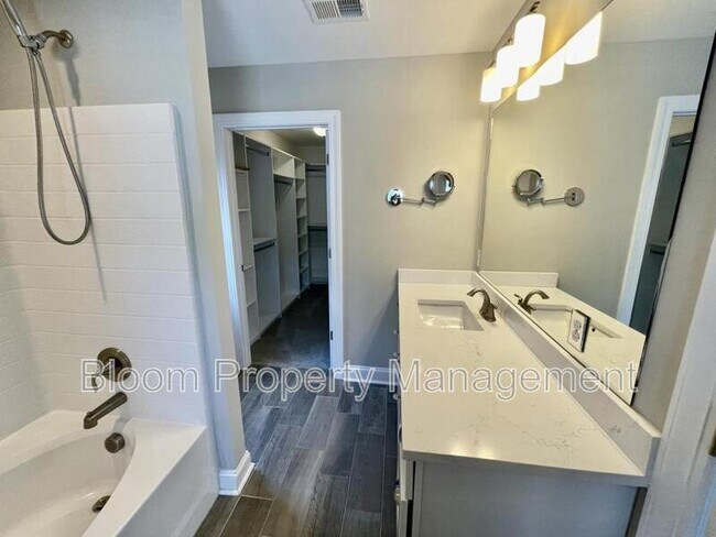 Building Photo - 1711 Sparkleberry Ln