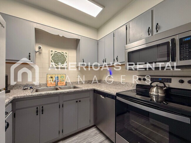 Building Photo - Fantastic 1 Bedroom, 1 Bath Condo for Rent...