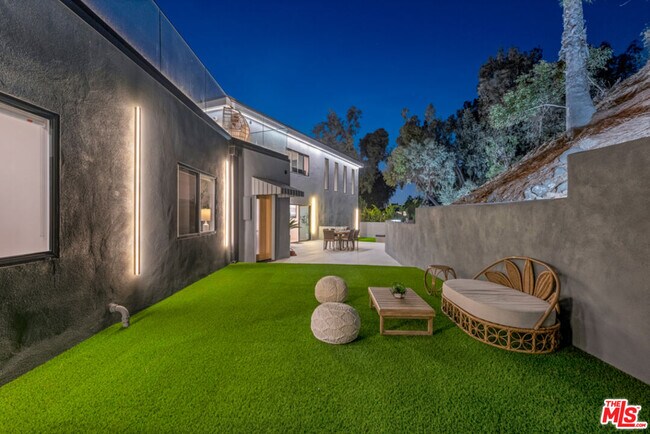 Building Photo - 7966 Mulholland Dr