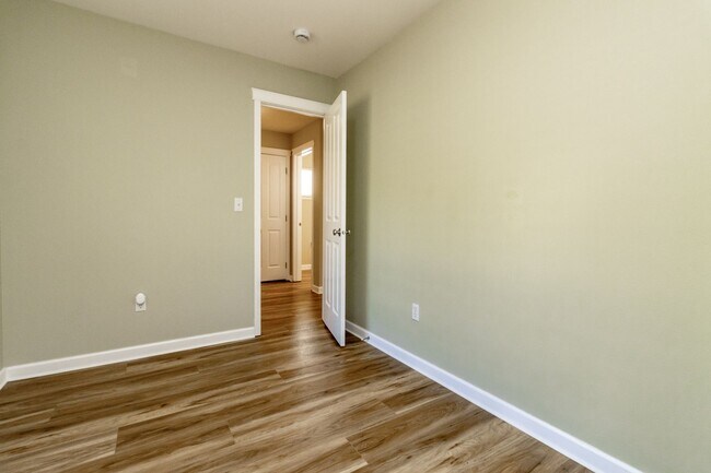 Building Photo - 3 bedroom, 2.5 bath DuPont home featuring AC!