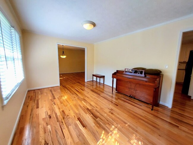 Building Photo - 3 Bedroom Brick Home