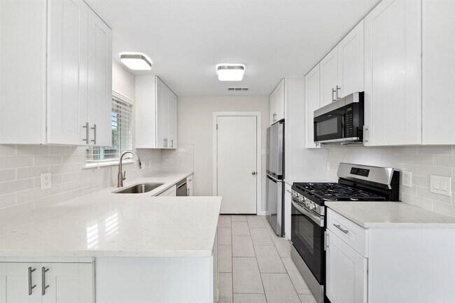 Building Photo - 1100 Red Cliff Dr