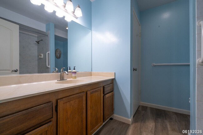 Building Photo - $2,800/ 2 Bed/ 1 Bath/ 2 Parking Hidden in the Heights - Your Private Green Escape on O'ahu