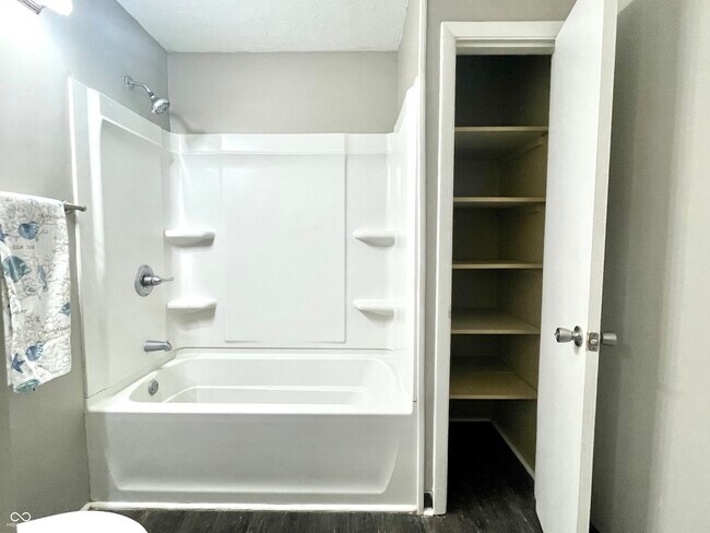 Building Photo - 110 N Tyrone Dr