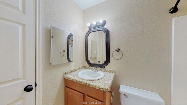 Building Photo - 904 University Oaks Blvd