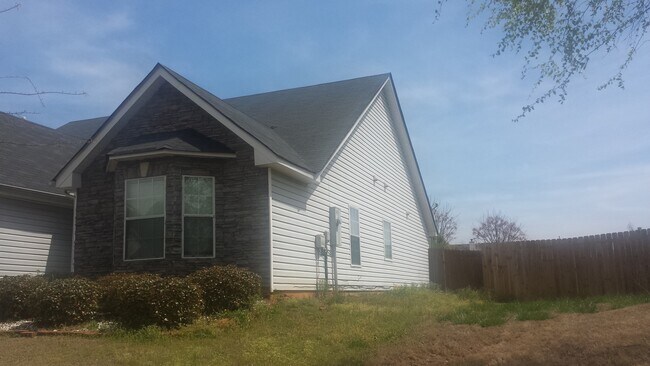 Building Photo - Impressive 3 Bedroom Home (Updated Pictures Coming Soon)