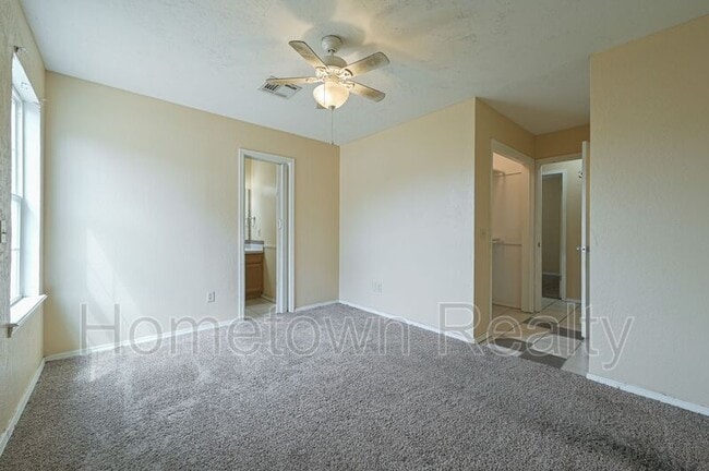 Building Photo - 2000 Twisted Oak Cir