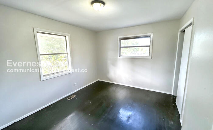 Building Photo - 2724 Lee Ave SW