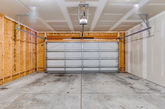 Building Photo - Beautiful Three Bedroom, Two Bathroom