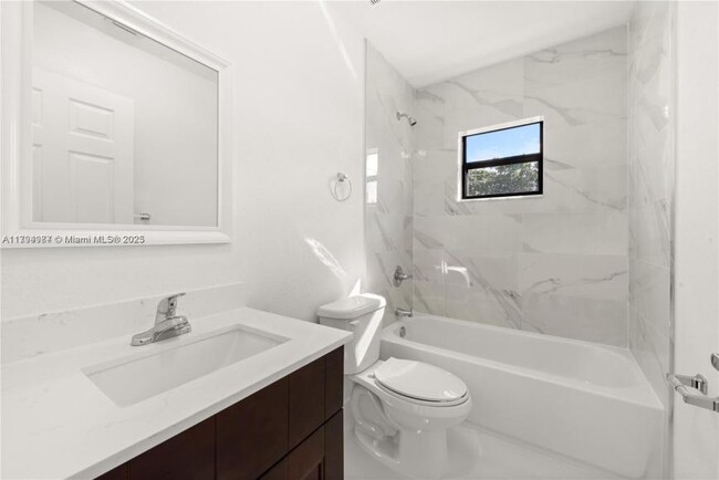Building Photo - 3 bedroom in Miami FL 33142