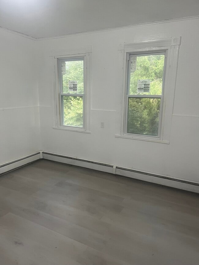 Building Photo - 206 Welles St