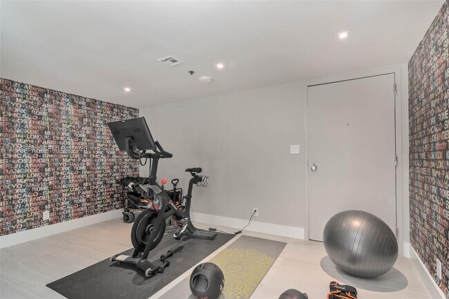 Building Photo - 20355 NE 34th Ct