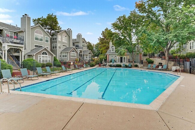 Building Photo - Bright Top-Floor 2 Bed, 2 Bath Condo with Loft & Vaulted Ceilings