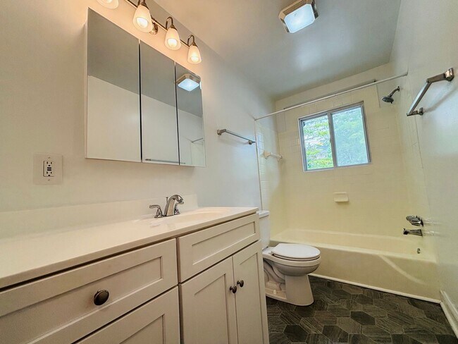 Primary Photo - 2 Bedroom, 1 Bath Apartment