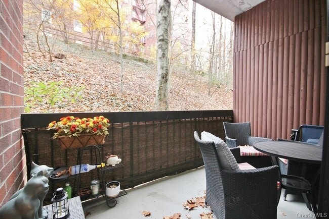 Building Photo - 1374 Midland Ave