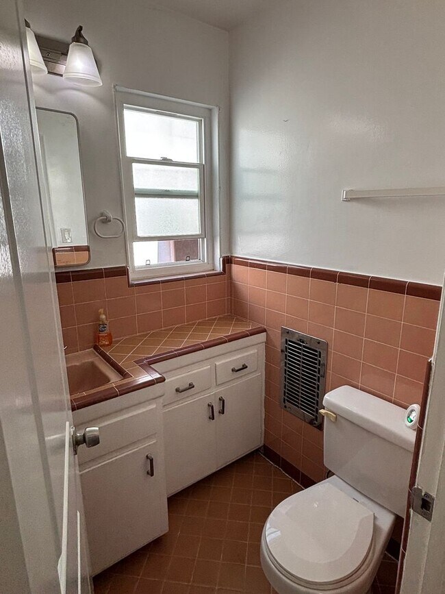 Building Photo - 1 Bedroom available now!