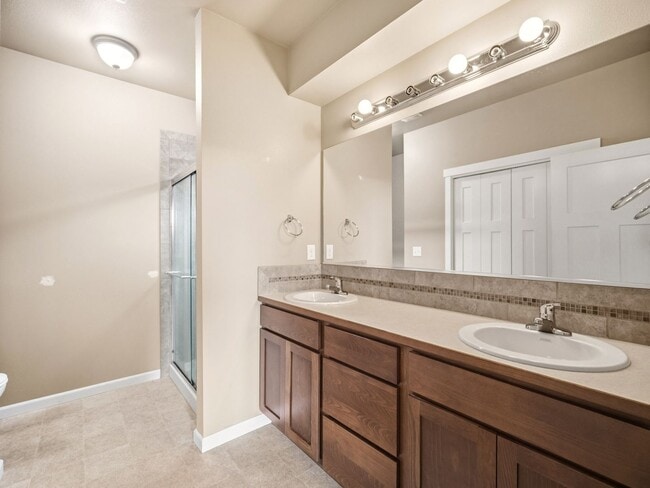 Building Photo - Spacious 5-Bedroom Home with Private Yard & Parking in Spokane