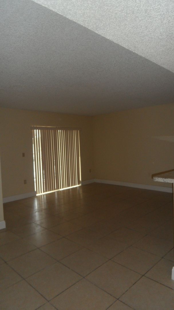 Building Photo - 2-Bed, 2-Bath Apartment with Balcony!